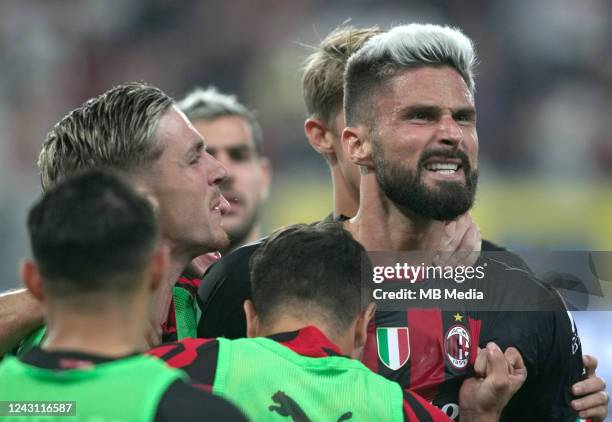 Olivier Giroud of AC Milan celebrates with team mates after scoring a goal during the Serie A match between UC Sampdoria and AC MIlan at Stadio Luigi...