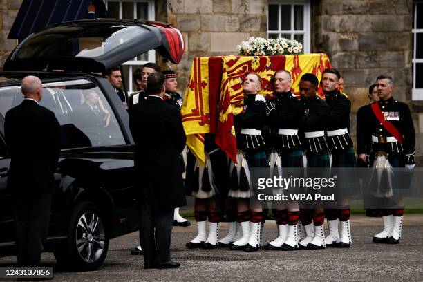 Pallbearers carry the coffin of Britain's Queen Elizabeth II as the hearse arrives at the Palace of Holyroodhouse on September 11, 2022 in Edinburgh,...