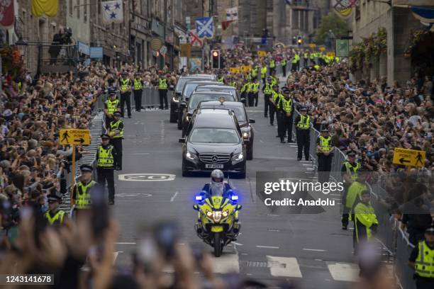 Crowds of public gather for the Queenâs funeral cortege proceeding down The Royal Mile towards Holyroodhouse on September 11, 2022 in Edinburgh,...