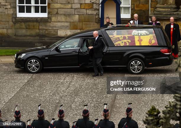 The hearse carrying the coffin of the late Queen Elizabeth II, draped with the Royal Standard of Scotland, arrives at the Palace of Holyroodhouse, in...