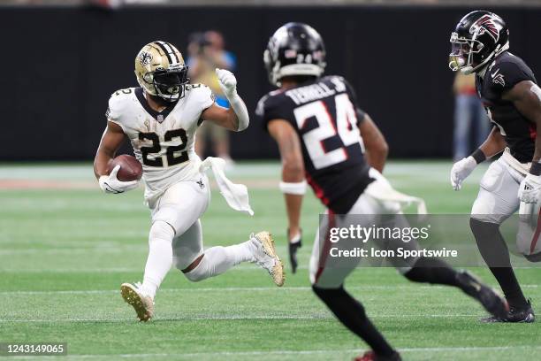 New Orleans Saints running back Mark Ingram II rushes along the outside line during the Week 1 NFL game between the New Orleans Saints and the...