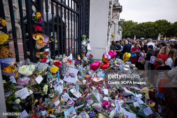 Hundreds of people crowded outside the gate of the flowers tributes of Buckingham Palace to pay tributes to Queen Elizabeth II. Crowds of mourners...