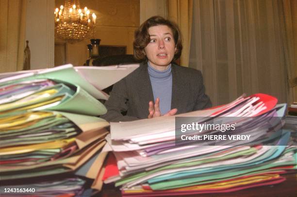 Florence Parly, conseillère pour les affaires budgétaires auprès du Premier ministre Lionel Jospin, pose pour le photographe dans son bureau, le 03...