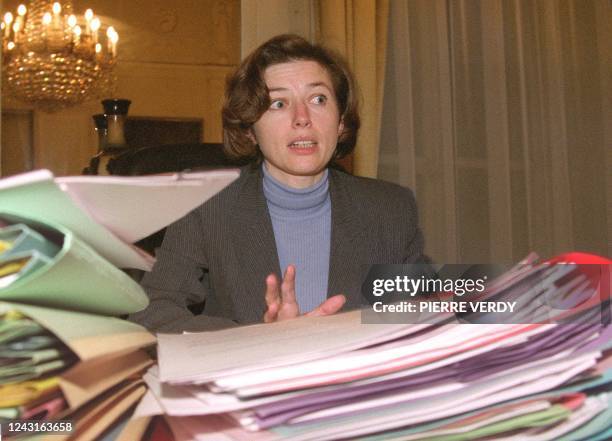 Florence Parly, conseillère pour les affaires budgétaires auprès du Premier ministre Lionel Jospin, pose pour le photographe dans son bureau, le 03...