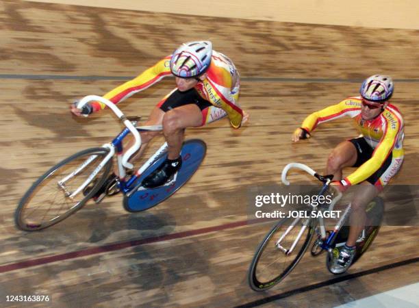 Les Espagnols Isac Lopez Galvez et Joan Rosello Llaneras se passent le relais, le 24 octobre 1999 à Berlin, pendant la course à l'Américaine lors des...