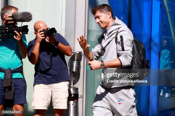 September 2022, Munich: Soccer: Champions League, FC Barcelona, arrival team hotel. Robert Lewandowski of FC Barcelona arrives. Photo: Mladen...