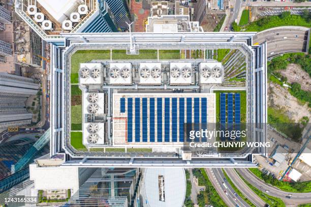 het zonnesysteem van het dak in hong kong - city from a new angle stockfoto's en -beelden