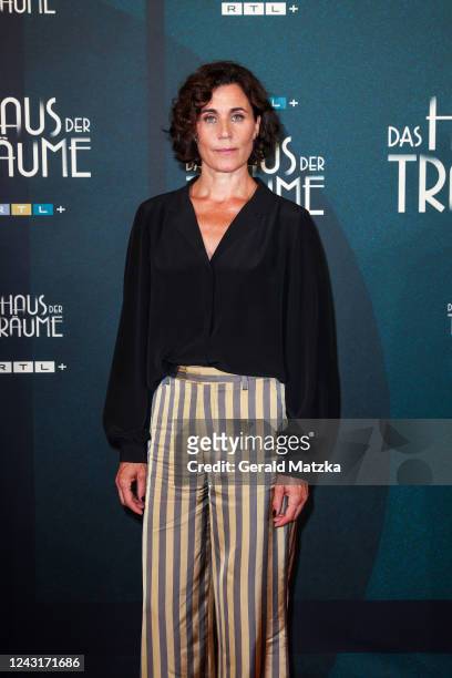 Nina Kunzendorf attends the "Das Haus der Träume" premiere at Kino International on September 12, 2022 in Berlin, Germany.