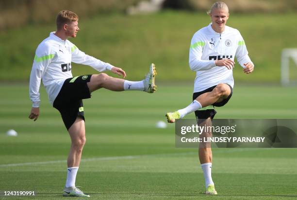 Manchester City's Belgian midfielder Kevin De Bruyne and Manchester City's Norwegian striker Erling Haaland attend a training session on September...