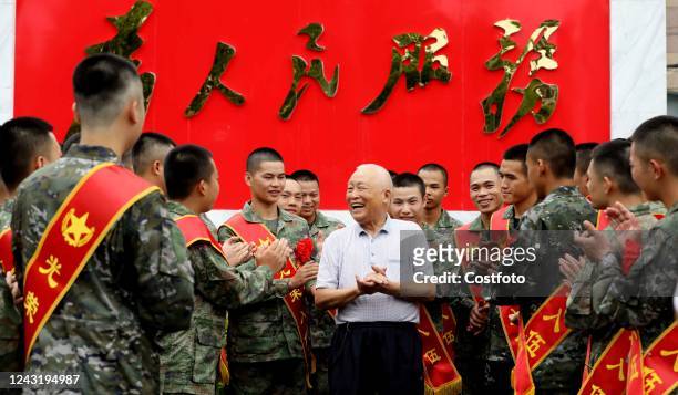 Huang Dingbang, a 90-year-old veteran, tells a heroic story of fighting against the US and aiding the DPRK to prospective recruits in Liuzhou,...