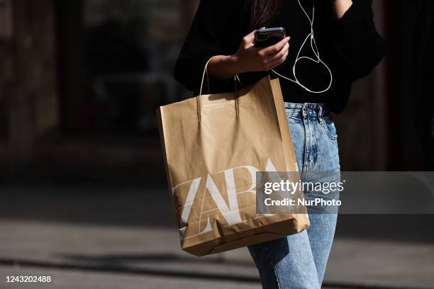 346 Zara Shopping Bag Stock Photos, High-Res Pictures, and Images