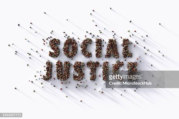 folla umana che scrive giustizia sociale su sfondo bianco - giustizia sociale foto e immagini stock