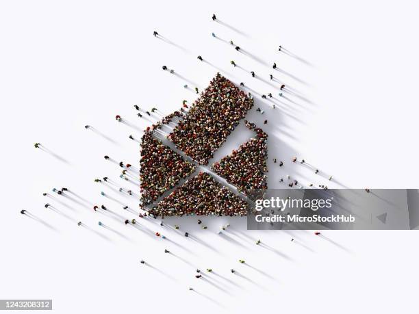 simbolo di posta di formazione della folla umana su sfondo bianco - cittadino foto e immagini stock