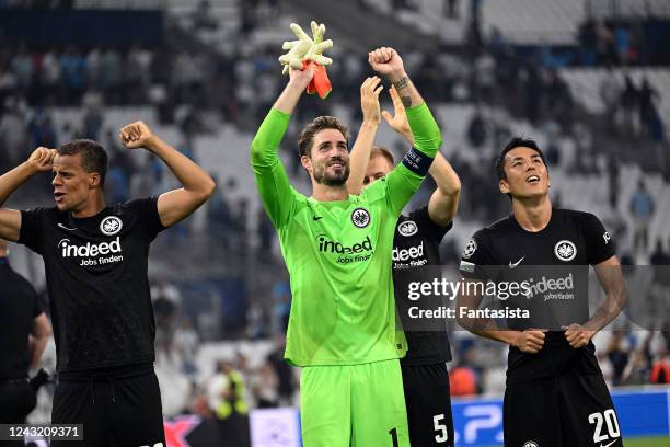 The Team of Eintracht Frankfurt celebrates the win after the UEFA Champions League Group D match between Olympique de Marseille and Eintracht...