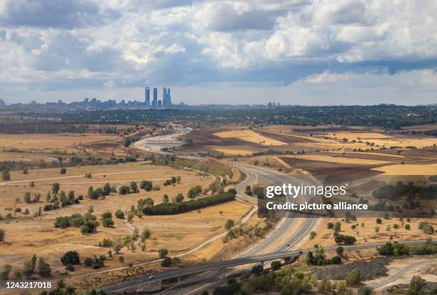 September 2022, Spain, Madrid: A freeway leads towards the Spanish capital Madrid. Photo: Jan Woitas/dpa