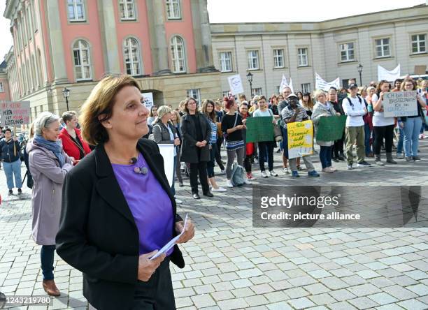 September 2022, Brandenburg, Potsdam: Britta Ernst , Minister of Education of Brandenburg, arrives at the Old Market during the debate of the...