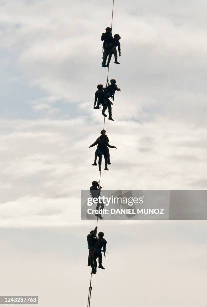 Hanging Rope Army 1,320 Hanging From Helicopter Stock Photos, High-Res Pictures, and ...