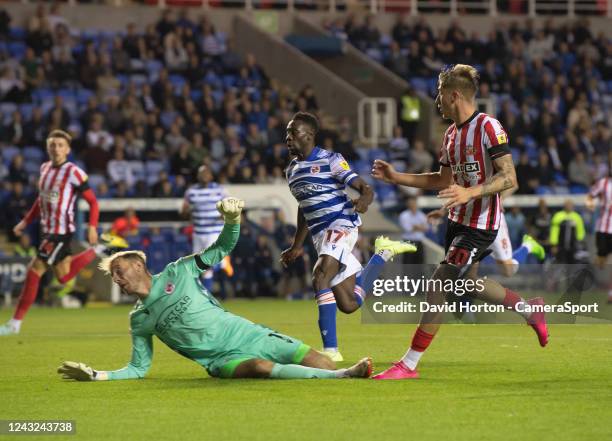 Reading's Joe Lumley under pressure from Sunderland's Jack Clarke during the Sky Bet Championship between Reading and Sunderland at Select Car...