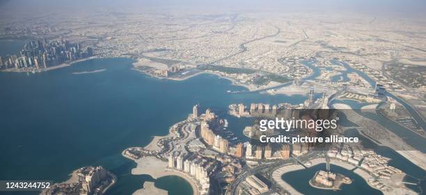 April 2022, Qatar, Doha: View of Doha and the artificial island "The Pearl-Qatar" from the window of a departing aircraft. Photo: Christian...