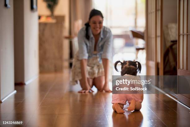 att lära sig att genomsöka - baby crawling away bildbanksfoton och bilder