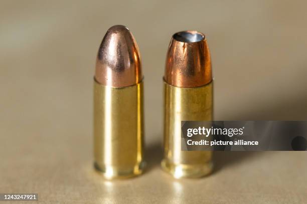 September 2022, Baden-Wuerttemberg, Rottweil: Cartridges with a full metal jacket bullet and a hollow point bullet for handguns in 9x19 caliber are...