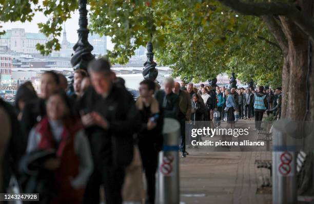 Queue Britain 186 08092022 Stock Photos, High-Res Pictures, and Images - Getty Images