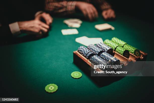 mesa con cartas de juego y fichas en el casino - texas hold 'em fotografías e imágenes de stock
