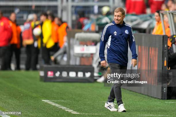 Head coach Frank Kramer of FC Schalke 04 looks on during the Bundesliga match between Borussia Dortmund and FC Schalke 04 at Signal Iduna Park on...