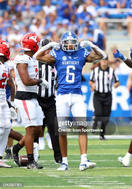 Kentucky Wildcats wide receiver Dane Key flexes after a big play in a game between the Youngstown State Penguins and Kentucky Wildcats on September...