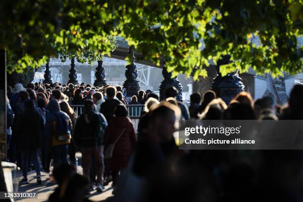 Queue Britain 186 08092022 Stock Photos, High-Res Pictures, and Images - Getty Images