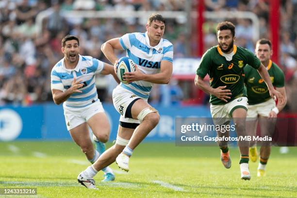 Juan Martín González of Argentina runs with the ball during the Rugby Championship game between Argentina and South Africa at Estadio Libertadores de...