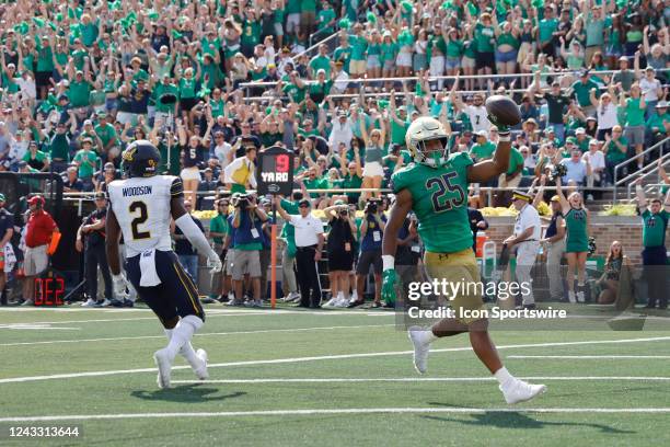 Notre Dame Fighting Irish running back Chris Tyree runs into the end zone with a 21-yard touchdown reception during an NCAA football game against the...