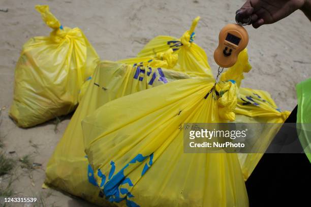 https://media.gettyimages.com/id/1243315539/photo/a-volunteer-weighs-garbage-collected-during-a-world-beaches-day-cleanup-in-la-guaira.jpg?s=612x612&w=gi&k=20&c=_c6Hvmy8V4yMl3Zk1WtItW_9tdm3EWDEKeZb-fW7VY4=