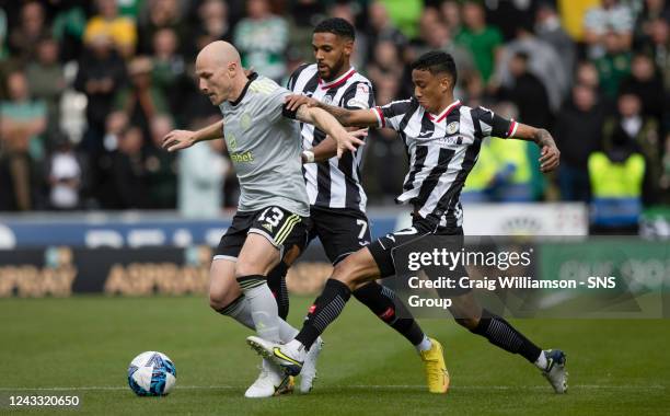 Celtic's Aaron Mooy is closed down by St Mirren's Jonah Ayunga and Keanu Baccus during a cinch Premiership match between St. Mirren and Celtic at the...