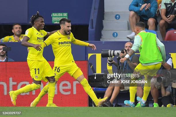 Villarreal's Spanish midfielder Alex Baena celebrates scoring his team's first goal during the Spanish League football match between Villarreal CF...