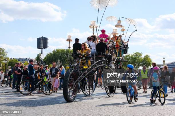 The artists of the Nomad Men company strolled through the streets of Paris on their Ethno Machine.