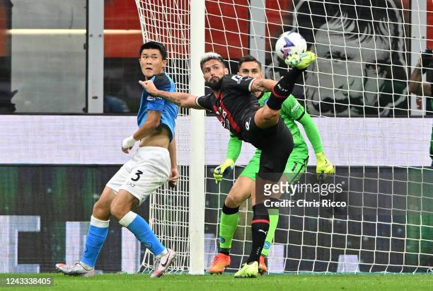 Olivier Giroud of AC Milan tries a shot at goal during the Serie A match between AC Milan and SSC Napoli at Stadio Giuseppe Meazza on September 18,...