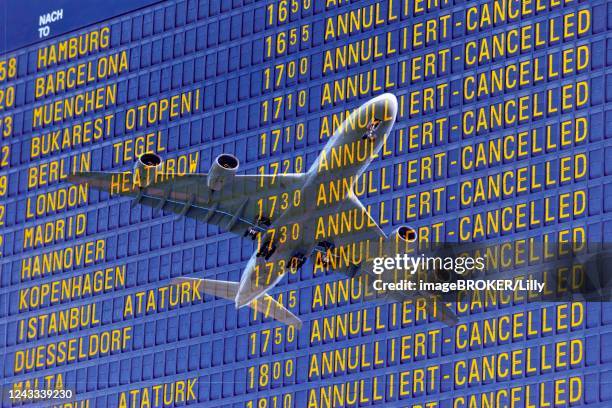 digital composing, board arrival and departure at airport, departure cancellations, cancelled flights due to corona crisis, germany - stornierung stock-fotos und bilder