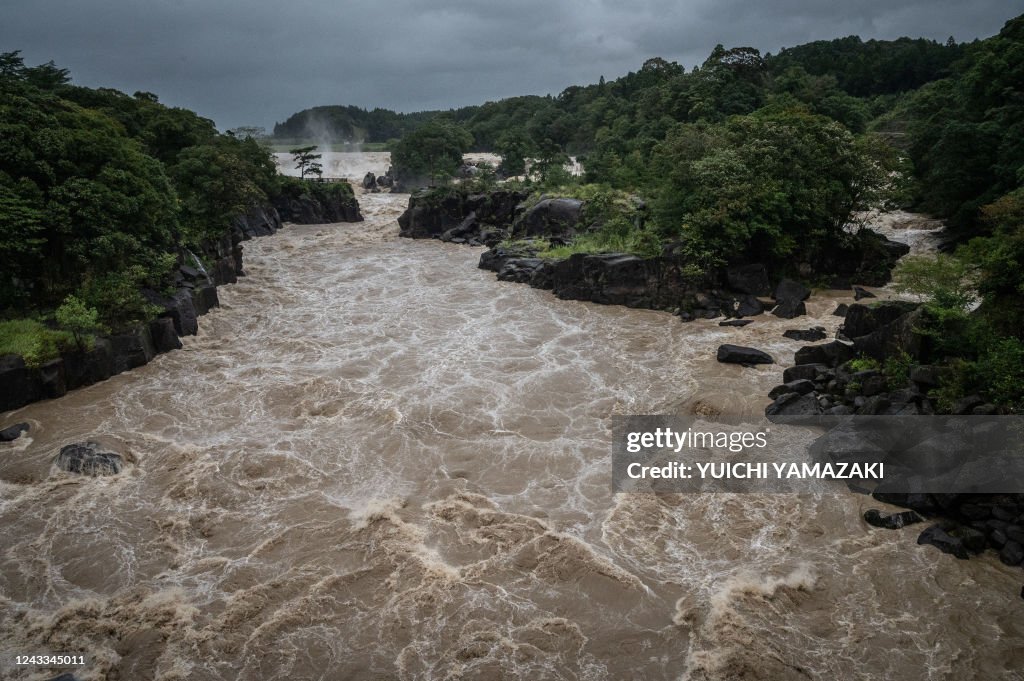 TOPSHOT-JAPAN-WEATHER-TYPHOON