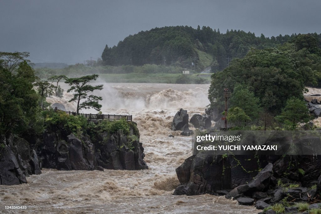 TOPSHOT-JAPAN-WEATHER-TYPHOON