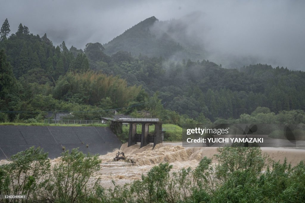 JAPAN-TYPHOON-WEATHER