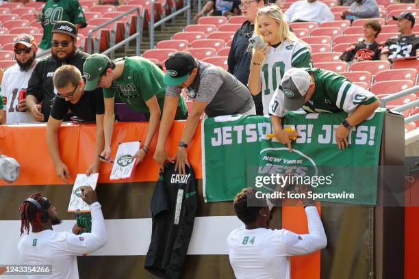 New York Jets linebacker Kwon Alexander and New York Jets wide receiver Corey Davis sign autographs for fans prior to the National Football League...