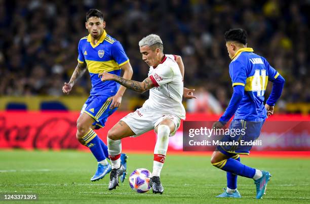 Rodrigo Cabral of Huracan drives the ball during a match between Boca Juniors and Huracan as part of Liga Profesional 2022 at Estadio Alberto J....