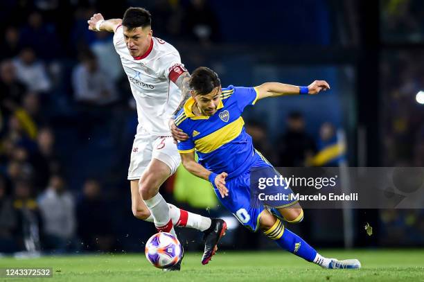 Oscar Romero of Boca Juniors fights for the ball with Lucas Carrizo of Huracan during a match between Boca Juniors and Huracan as part of Liga...