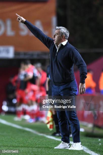 Lucas Pusineri head coach of Atletico Tucuman gestures during a match between Argentinos Juniors and Atletico Tucuman as part of Liga Profesional...