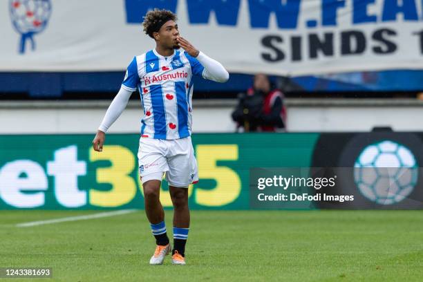 Milan van Ewijk of SC Heerenveen celebrating his goal with teammates 1:1 during the Dutch Eredivisie match between sc Heerenveen and FC Twente at Abe...