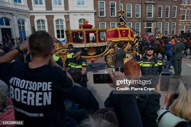 Dutch farmers shout slogans to King Willem Alexander and Queen Maxima on Prinsjesdag, the day of the opening of parliament on September 20, 2022 in...