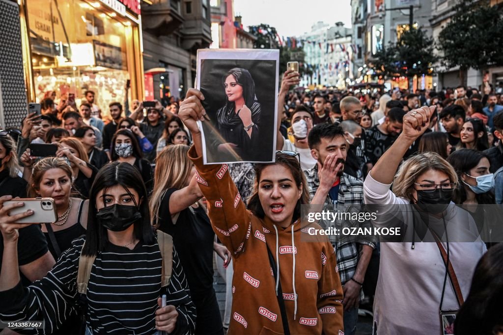 TOPSHOT-TURKEY-IRAN-WOMEN-RIGHTS-PROTEST