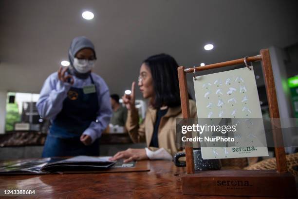 Deaf Computer Photos and Premium High Res Pictures - Getty Images