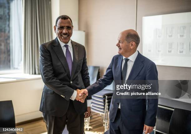 September 2022, US, New York: German Chancellor Olaf Scholz , speaks with Mohamed Bazoum, President of the Republic of Niger at a bilateral meeting...